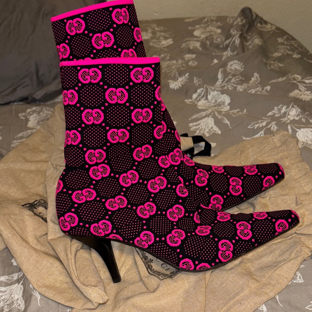 Gucci Women's Heeled Boots in Black and Neon Pink - Picture 4 of 4